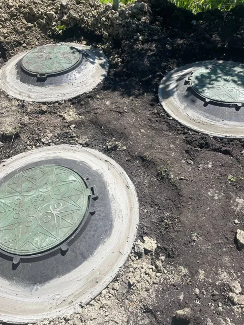 Три люка септика из колец на участке